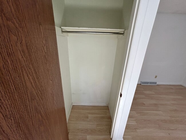 Building Photo - 5 Bed 2 Bath Home with 2 Car Attached Garage in Quiet Nice Neighborhood.