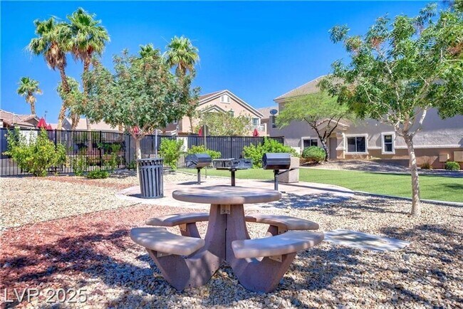 Building Photo - FANTASTIC TOWNHOME - POPULAR FLOORPLAN!! M...