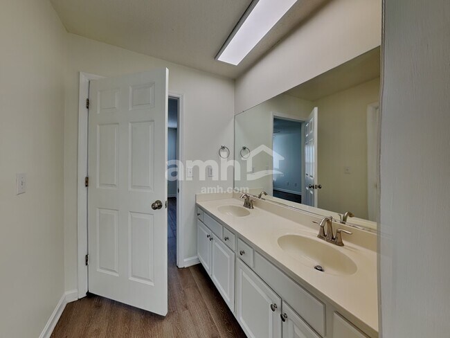 Building Photo - 105 Exeter Ct