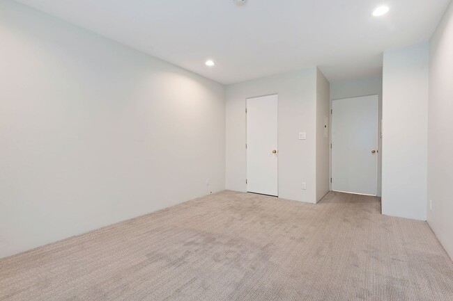 Building Photo - 219 Por La Mar Cir