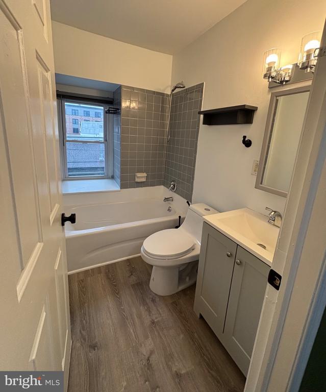 Building Photo - 444 Bridge St