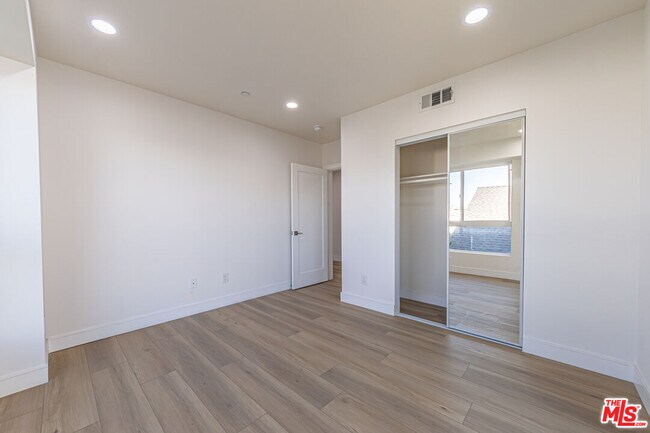Building Photo - 5434 Romaine St