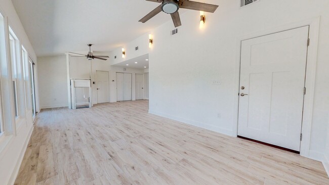 Building Photo - Fully renovated 4 Bedroom / 3 Bathroom hom...