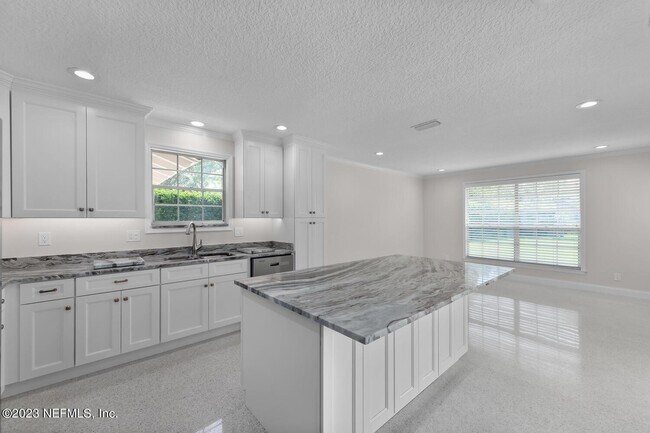 Building Photo - 221 Pablo Rd