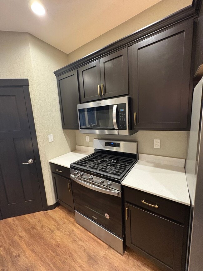 Building Photo - PRICE REDUCED!!! 4 bed / 3 bath Twinhome for Rent!