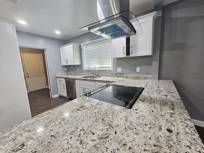 Building Photo - Charming Home 3 bedrooms 1 bath Large Yard.