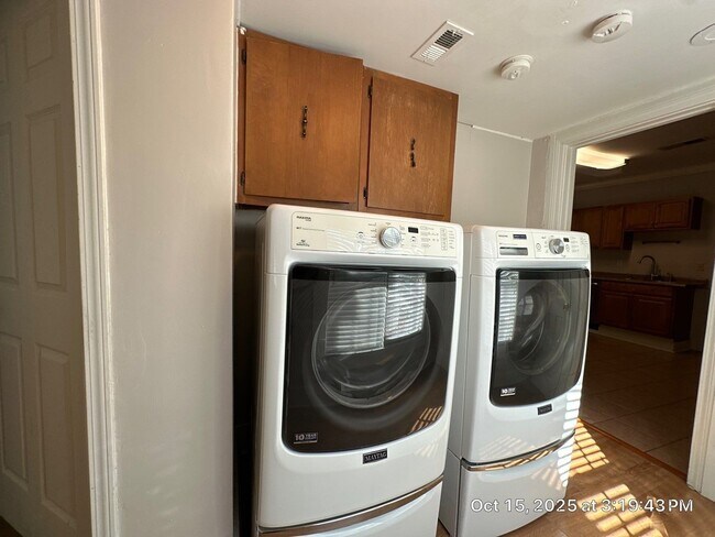 Building Photo - RHODES AREA 4 Bedroom /2.5 Bath House! Hal...