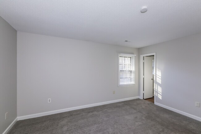 Building Photo - 5117 Chestnut Lake Dr