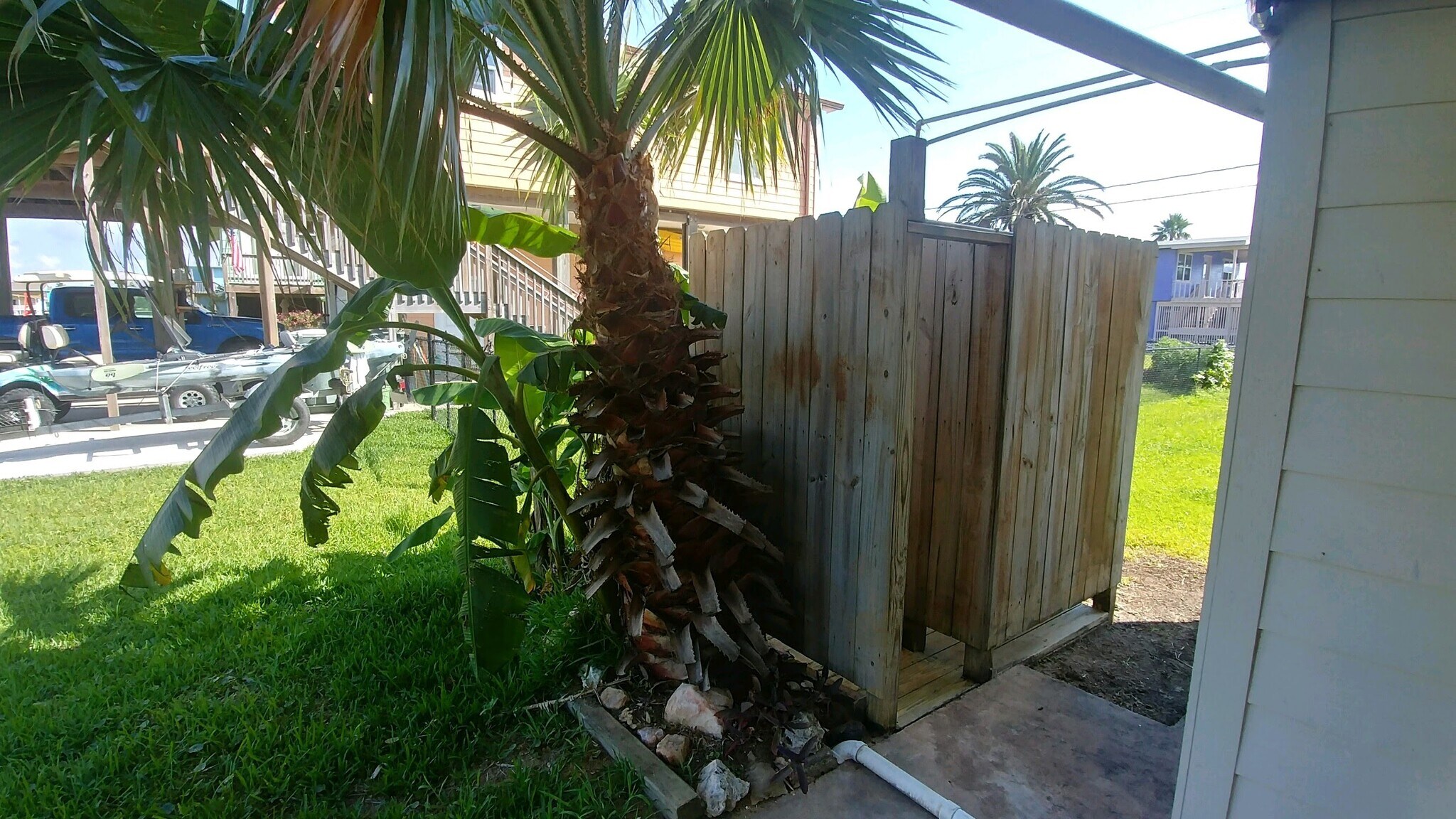 outdoor shower - 4215 Hardin Dr