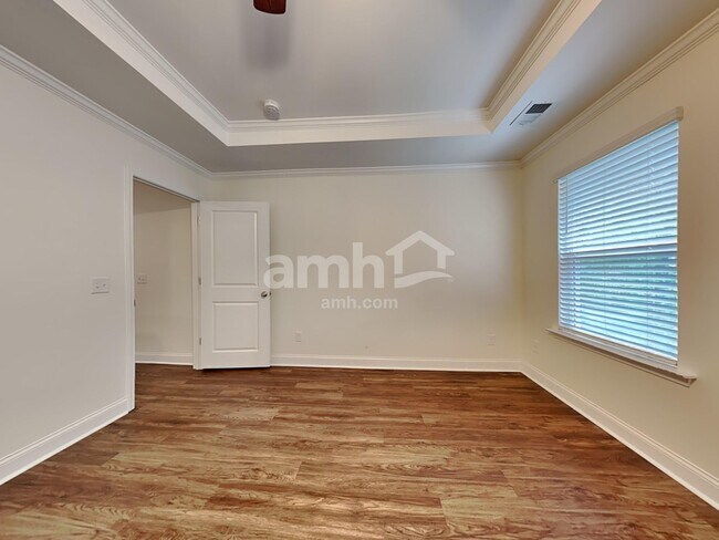 Building Photo - 215 Swan Dr