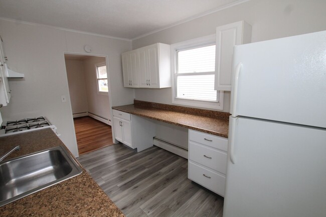 Building Photo - 3 Bedroom close to Uptown Kingston availab...