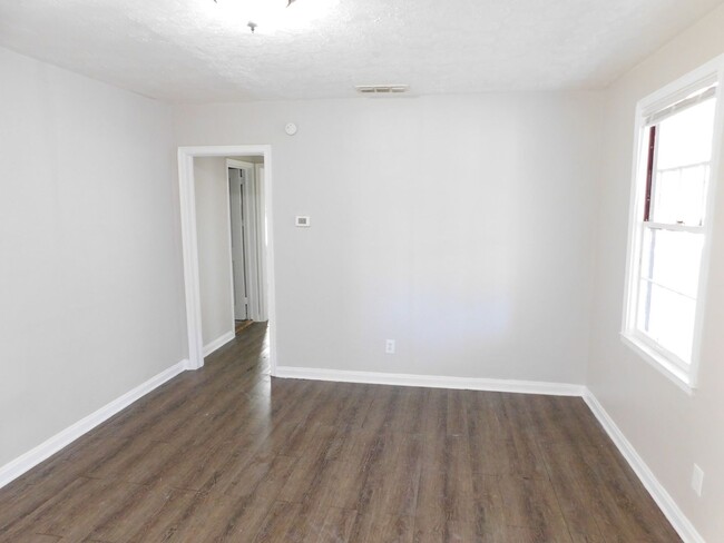 Building Photo - Newly Remodeled Spacious 3 bedroom Home