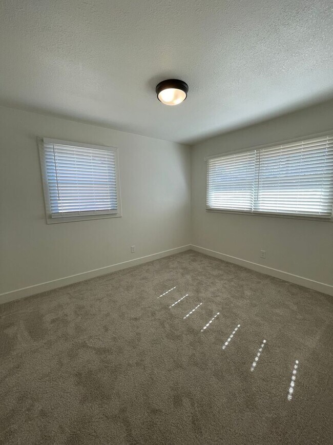 Building Photo - AMAZING SINGLE-FAMILY HOME! CLOSE TO CAMPUS AND SPORTS COMPLEX!