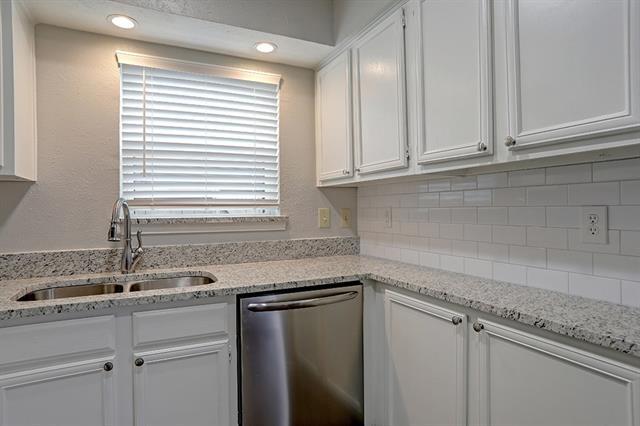 Building Photo - 9910 Royal Ln