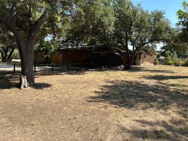 Building Photo - Spacious 3/2.5 Home with Office+Den Neighb...