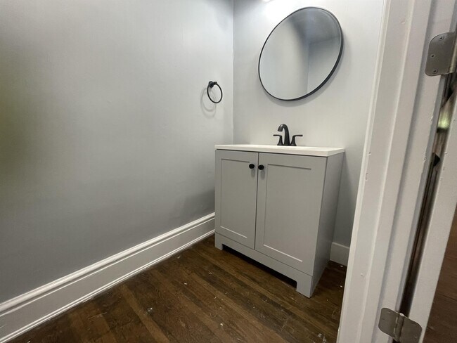 Building Photo - 521 Howard Ave