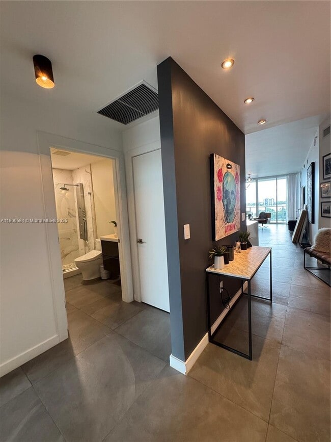 Building Photo - 2020 N Bayshore Dr