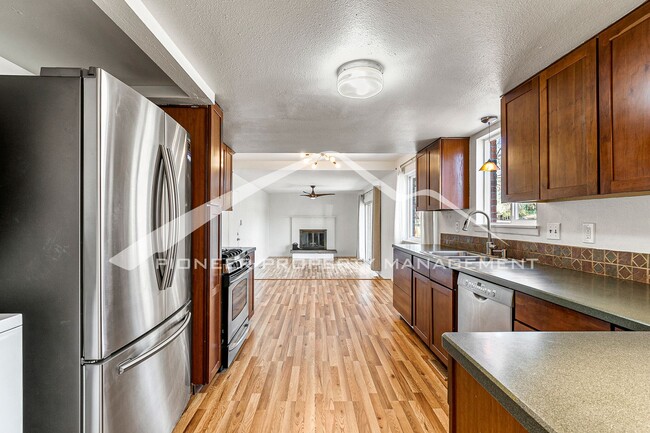 Building Photo - Beautiful Updated Home Conveniently locate...