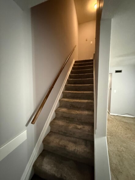 Building Photo - 802 E 7th St