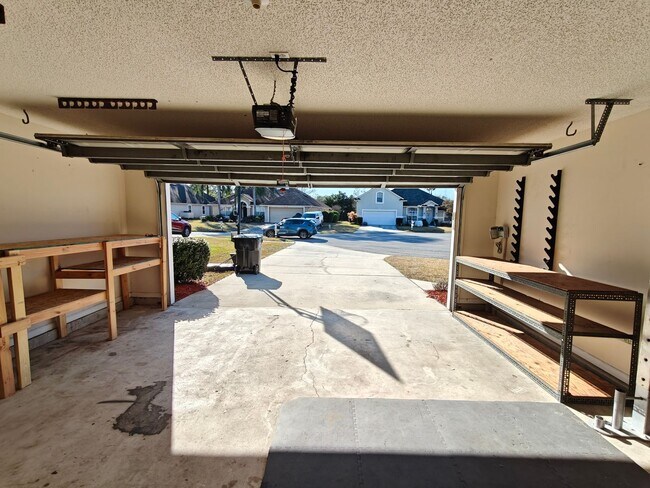 Building Photo - Florida Living at Its Best – 3BR Home with Hot Tub & Resort Amenities