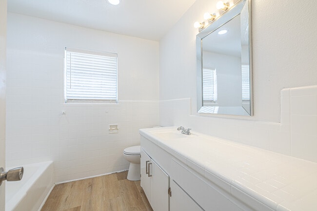 Building Photo - 707 Norwood Ln