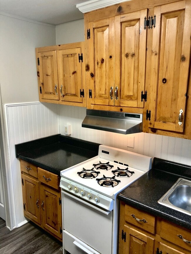 Building Photo - Can't beat this price- walk to the Fan and...