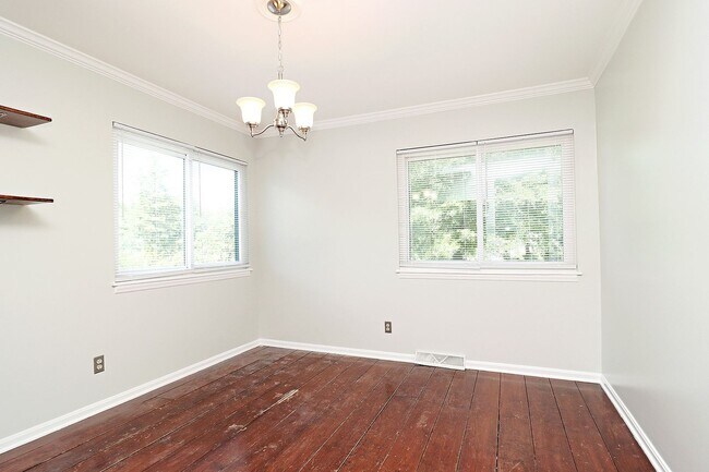 Building Photo - Move-in Ready End-Unit Stonehenge Townhome