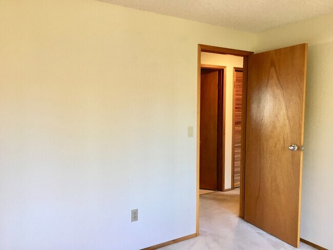 Building Photo - Beautiful 4 Bedroom near Microsoft Availab...