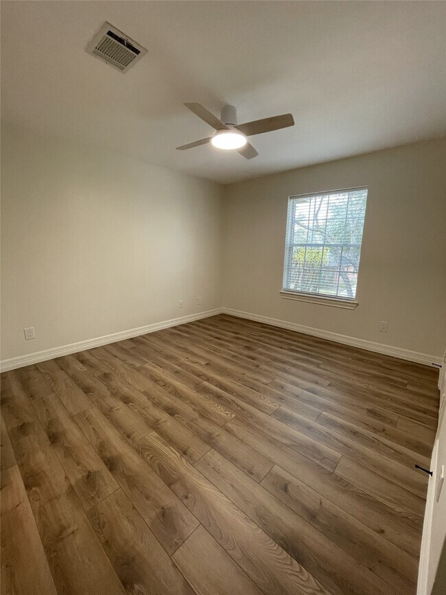 Building Photo - 5622 Lake Pl Dr