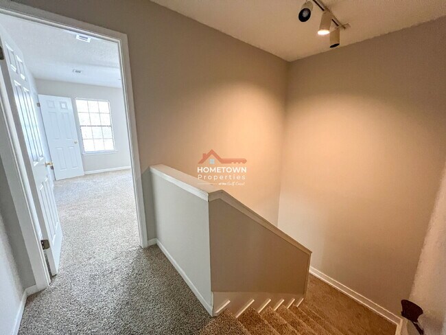 Building Photo - Location! 2-Bed Townhouse with 2.5 Baths i...