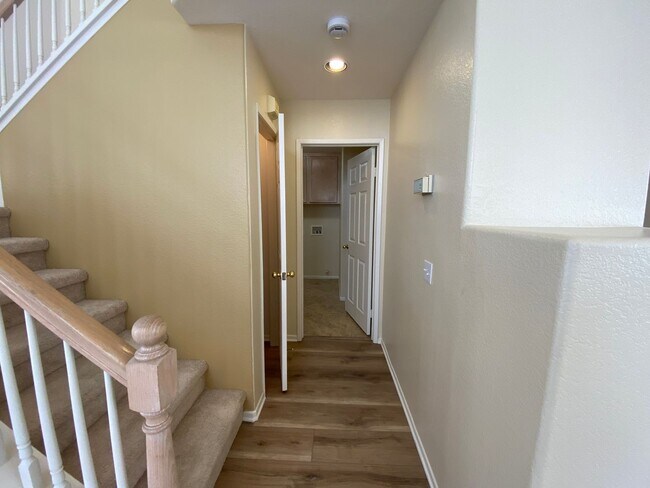 Building Photo - Beautiful Spacious 3BR/2.5BA Located in the Ivey Glenn Community!!