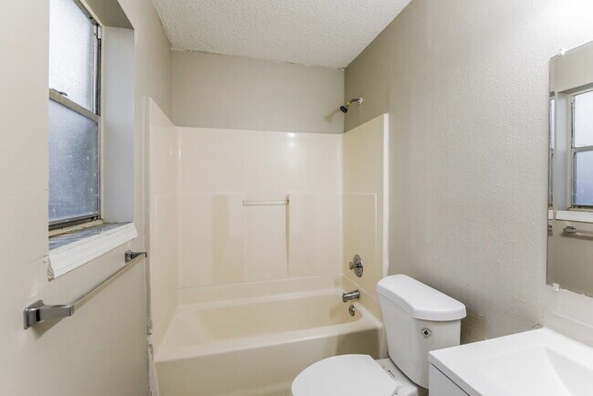 Building Photo - 425 SW 74th Ave