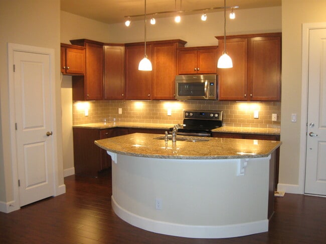 Building Photo - 303 Inverness Way S