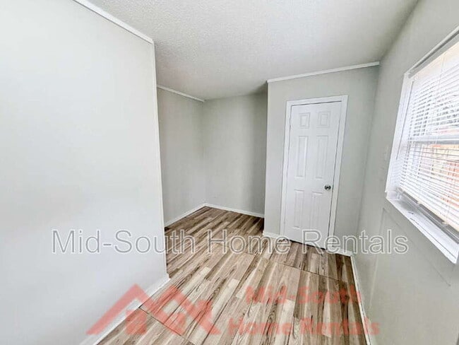 Building Photo - 642 Safari Dr