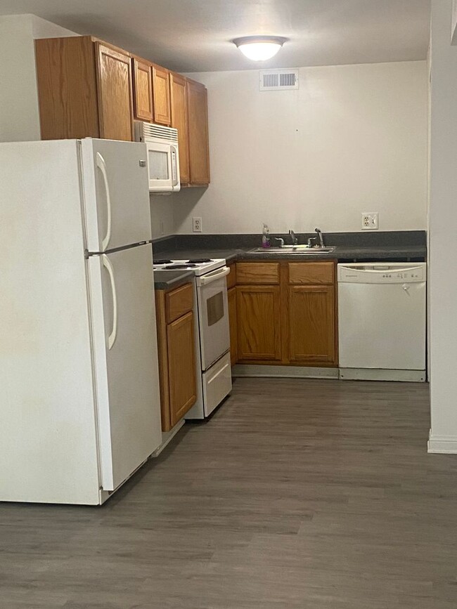 Building Photo - South Asheville Apartment. 1 Bedroom/1 Bat...