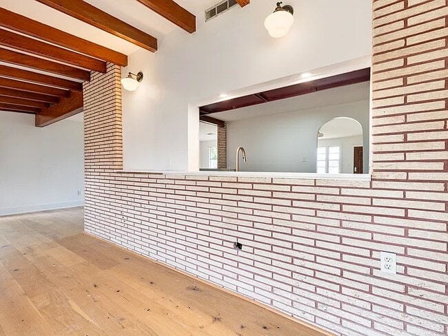 Building Photo - 300 Parish Dr