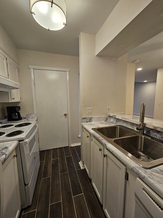 Building Photo - (1) Bed/(1.5) Bath Cardinal Creek Condo Avail NOW!