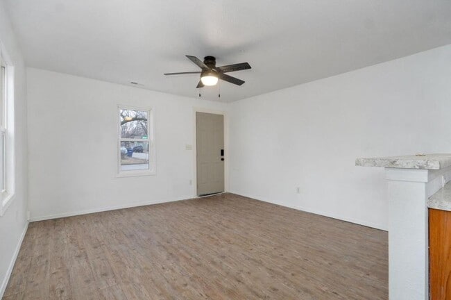 Building Photo - 513 S Broadway Ave