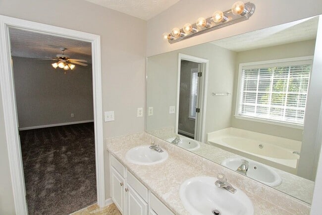 Building Photo - 3508 Hill Pond Dr NE