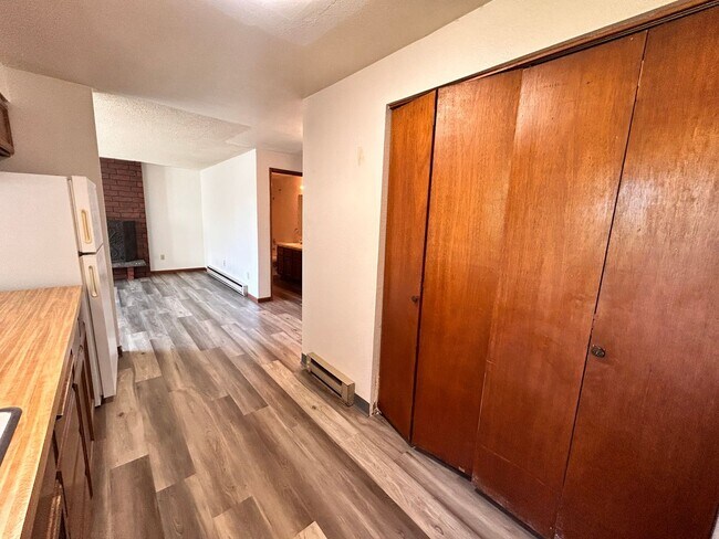Building Photo - Spacious 2 Bed, 1 Bath on South Hill!