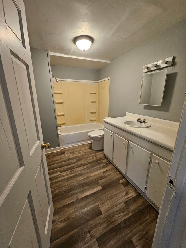 Building Photo - Lower 3 bedroom unit