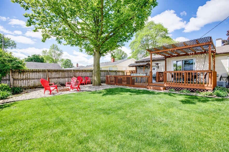 Fire pit and deck - 1536 Gordon Dr