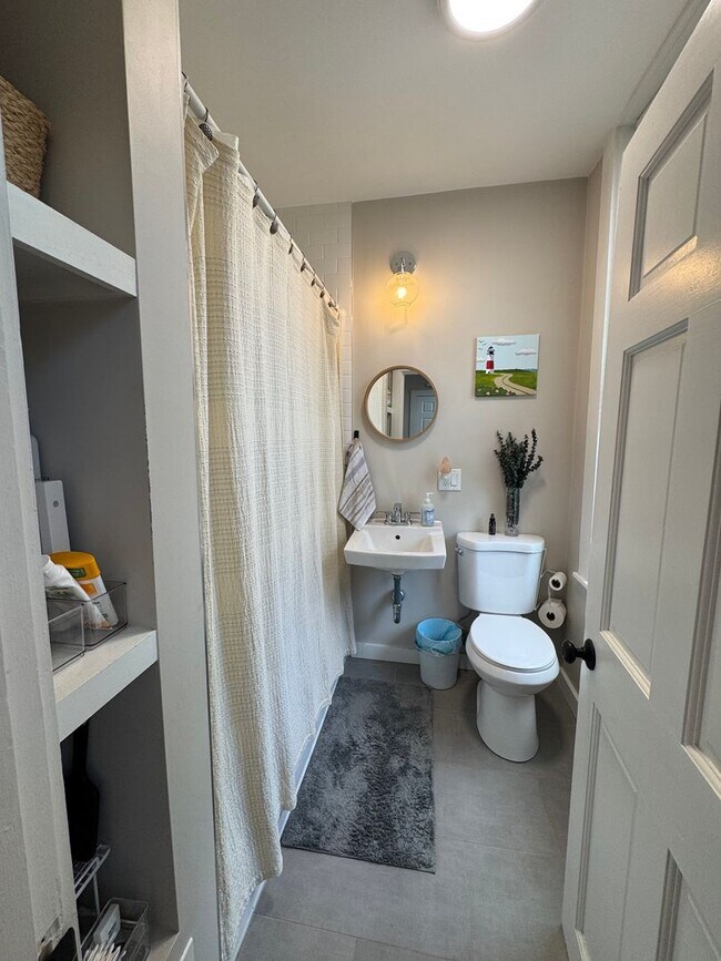 Building Photo - Updated 1 Bedroom in Downtown Amesbury - Available September 1st