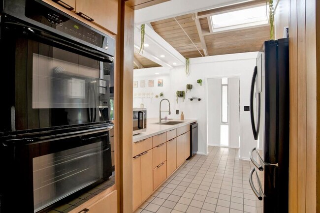 Building Photo - 305 Indian Creek Dr E