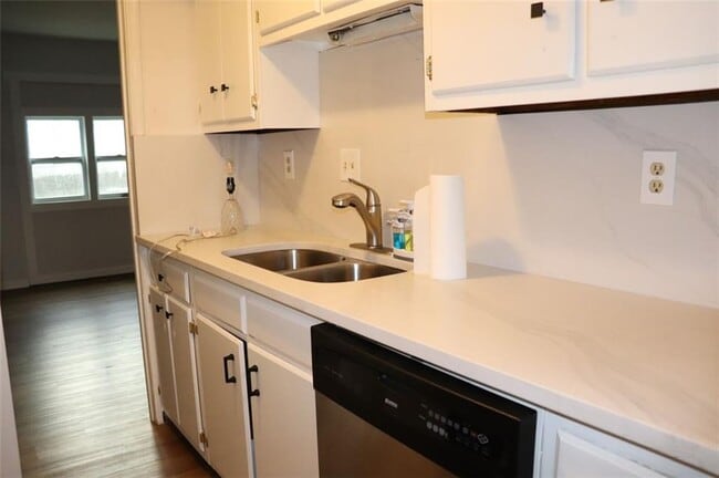 Building Photo - 2572 Stratford Ln