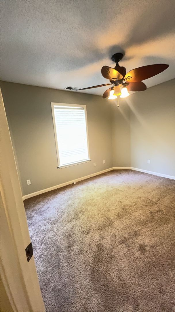 Building Photo - Spacious 3-Bedroom Home with Double Garage...