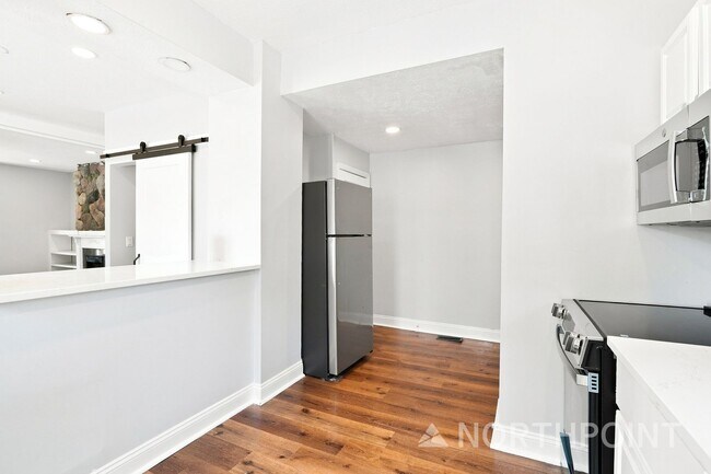Building Photo - 578 Stewart Ave