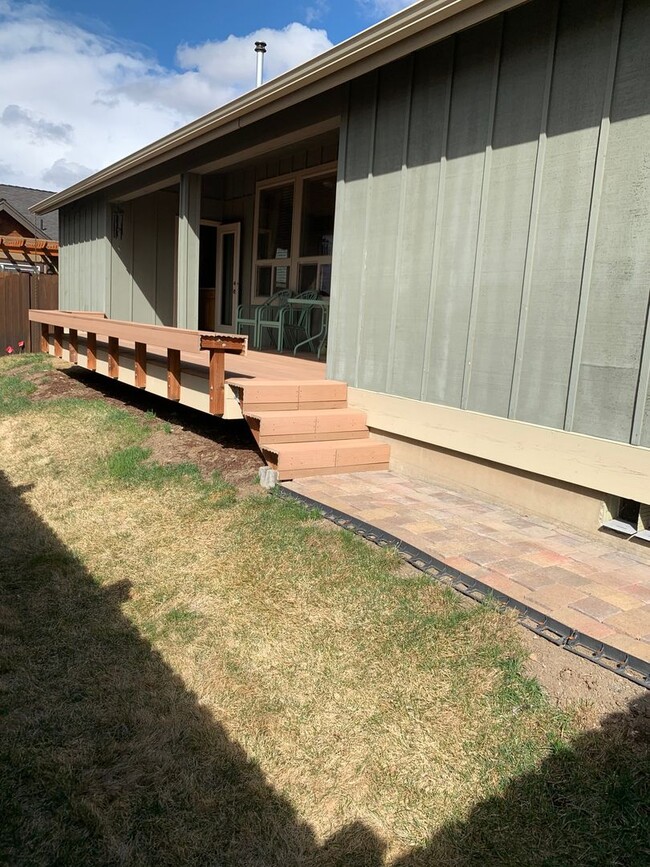 Building Photo - Fully Furnished Home is NE Bend Short Term...