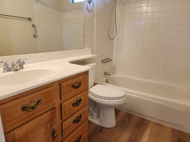 Building Photo - 2 Bed / 1 Bath with Oversized single car garage