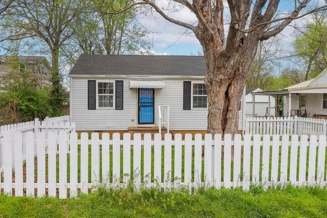 Building Photo - Beautiful Home in Nashville!
